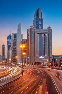 迪拜迪拜费尔蒙特酒店的夜间有交通的城市
