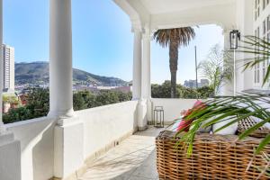开普敦Secure & Central: Villa with Views of Table Mountain的带阳台的白色门廊上的柳条篮子