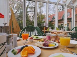 Hotel Schlösschen Sundische Wiese Zingst提供给客人的早餐选择