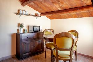 锡拉库扎Re Dionisio Apartments con terrazza by Wonderful Italy的客房配有桌椅和微波炉。
