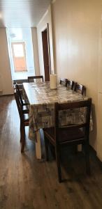 KiðagilLjósavatn Guesthouse的餐桌、椅子和木地板