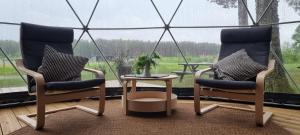乌斯马Usma SPA Hotel & Camping的帐篷前的两把椅子和一张桌子