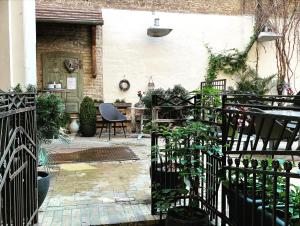 波茨坦Walhalla Aparthotel-Potsdam的花园设有种有植物的庭院和椅子