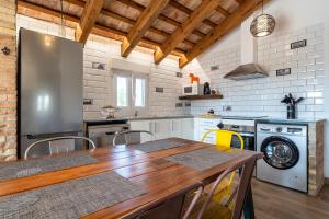 代尔特布雷Casa rural Maño的厨房配有木桌和冰箱。