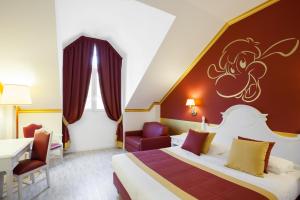 卡斯特努沃德加尔达加达兰德度假村的酒店客房的墙上设有一张带猴子的床。