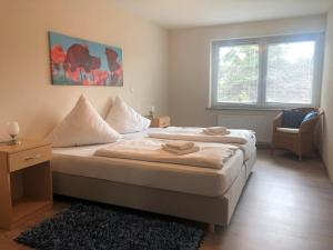 Bernsteinsee Ferienwohnungen und Apartments客房内的一张或多张床位