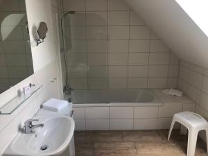 Bernsteinsee Ferienwohnungen und Apartments的一间浴室