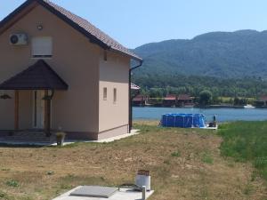 Velika RekaBiser na Drini的水边的太阳能电池板房子