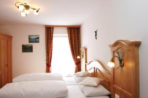 奥蒂塞伊App. Cesa Vedla的一间卧室设有两张床和窗户。