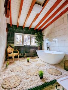 BalnaldKaoglen Zen-Feature Bath-Dunkeld-Route 500的客房内的浴室设有大浴缸