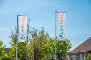 梅登布利克Europarcs Ijsselmeer的建筑物前杆上的两面旗