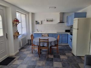 普卢阿尔内Maison de ville Ty Richarzh, 2 chambres, 4 personnes的厨房配有蓝色橱柜和桌椅