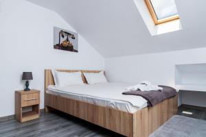 DăeştiAgropensiunea Andrei & Ianis的一间卧室配有床、床头柜和窗户