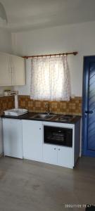 加拉希德松Helen's appartments的厨房配有水槽和炉灶 顶部烤箱