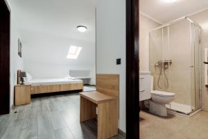 DăeştiAgropensiunea Andrei & Ianis的浴室配有卫生间、盥洗盆和浴缸。