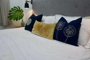 河内Papilio Homestay Tay Ho的一张带蓝色和白色枕头的床