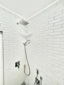 大特尔诺沃Joanna’s home的浴室设有白色砖墙,配有淋浴。