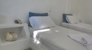 阿达玛斯拉佳达海滩酒店的白色的客房配有两张床和一张沙发