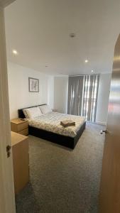 Woolwich3 bed apartment in London Plumstead的一间卧室设有一张床和一个大窗户