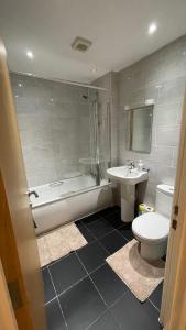 Woolwich3 bed apartment in London Plumstead的浴室配有卫生间、浴缸和水槽。