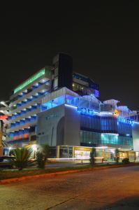 MéridaTibisay Hotel Boutique Mérida的一座大建筑,晚上有蓝色的灯光