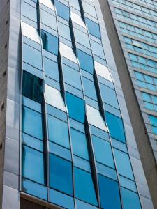 香港壹96酒店的一栋带蓝色窗户的办公楼