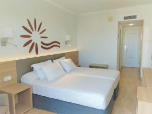 萨洛拉斯维加斯酒店的卧室配有一张白色大床