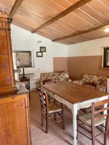 拉迪孔多利Agriturismo Materno的一间带木桌和椅子的用餐室