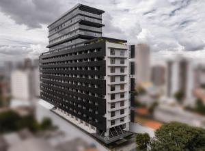 奥萨斯库URBAN by UNU Osasco Hotel的城市中心高大的黑色建筑