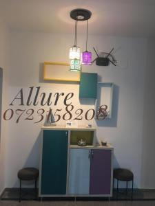 艾福雷诺德Vila Allure的一个办公室,墙上有两张凳子和一个标志