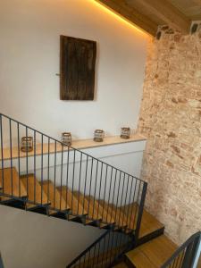 塞萨利内斯Can Roig的楼梯通往带石墙的房间