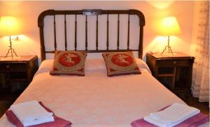 MontsonisCal Gravat的一间卧室配有一张带两盏灯和毛巾的床。