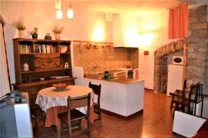 MontsonisCal Gravat的一间带桌子的厨房和一间带炉灶的厨房