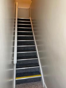 沃伦波因特Lough Álainn - Tourism NI Certified的一座有自动扶梯的建筑里的一个空楼梯箱