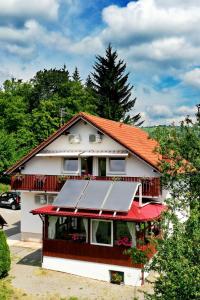 塞里特雷尼科House Marija B&B的房屋前面设有太阳能电池板