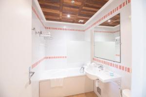 萨拉济树冠勒莱斯旅馆的白色的浴室设有水槽和镜子