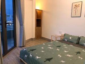 迪石STAY hostel - 300m from the ferry的一间卧室配有一张带绿棉被和狼的床