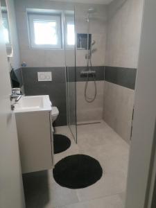 马里博尔Apartment Sunset的带淋浴、盥洗盆和卫生间的浴室