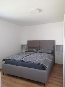 马里博尔Apartment Sunset的一间白色客房内的床铺卧室