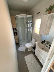 普利拉卡H&S Mobile Home的带淋浴、卫生间和盥洗盆的浴室