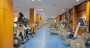 巴马科GRANADA l'Amitié的健身房,配有各种跑步机和机器