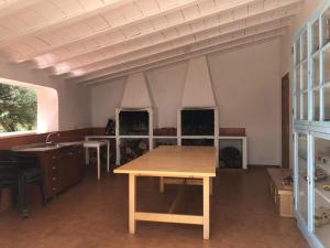 贝莱斯布兰科Cortijo El Álamo的大房间设有桌子和壁炉