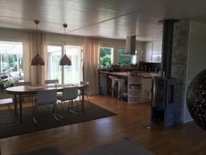 哈尔姆斯塔德Rymlig villa med närhet till Tylösand och Halmstad GK的厨房以及带桌椅的起居室。