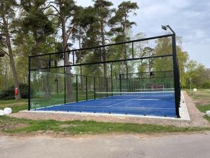 哈尔姆斯塔德Rymlig villa med närhet till Tylösand och Halmstad GK的网球场上设有大门