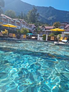 锡拉奥雪酒店的度假村内的一个蓝色海水游泳池