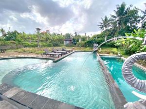 乌布Ubud Rice Field House的度假村内带水滑梯的游泳池