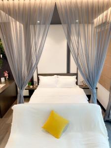 Aurora Vista Homestay Bangi at Vista Bangi With WIFI NETFLIX GYM SAUNA COWAY SWIMMING POOL-RIVER VIEW客房内的一张或多张床位