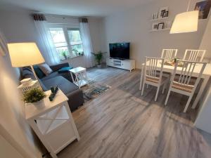 萨勒河畔哈雷Gemütliches, voll ausgestattetes Apartment的客厅配有沙发和桌子