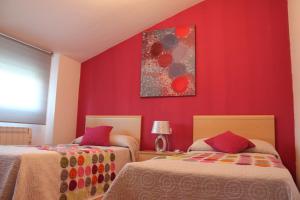 VillastarBalcondel Turia的红色墙壁客房的两张床