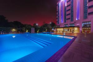 伊瓜苏加利瀑布酒店的一座游泳池,晚上与大楼相连